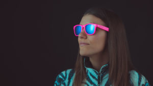 modella con occhiali da sole pink fluo