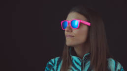 modella con occhiali da sole pink fluo